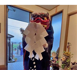 家庭を訪問する獅子舞