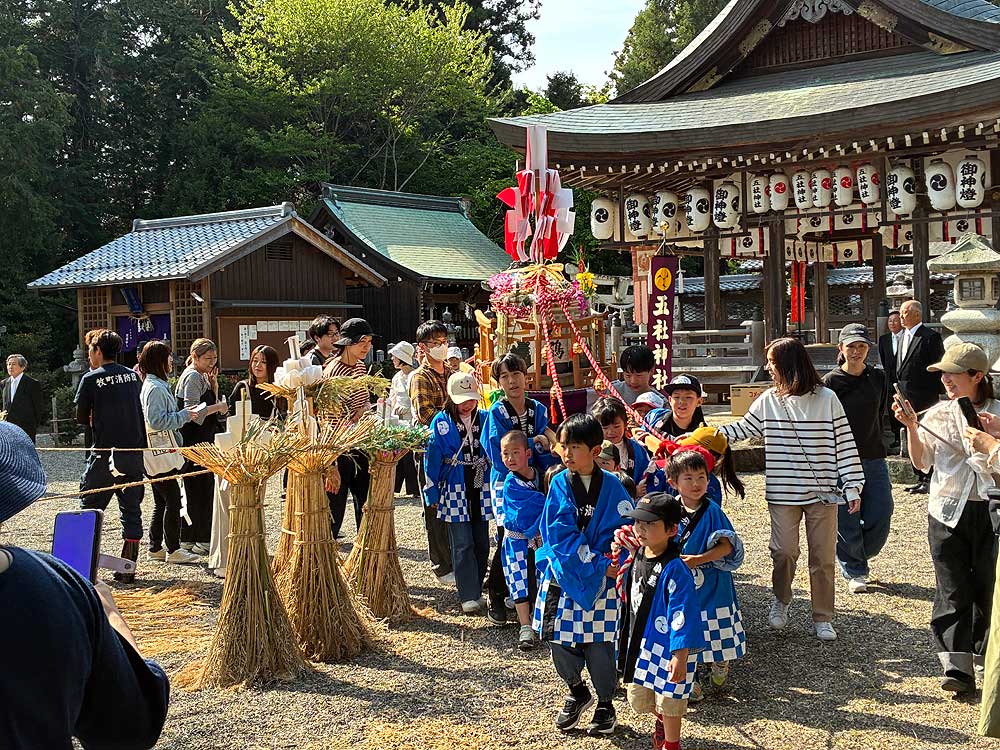 拝殿前をスタートする子供たちの樽神輿