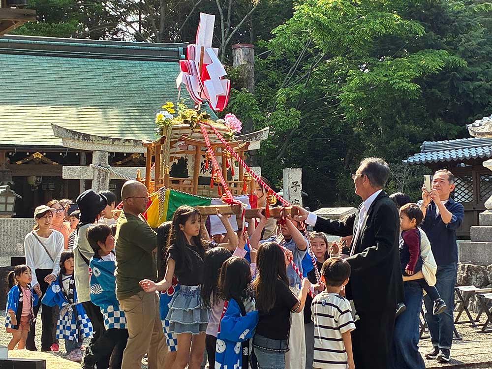 五社神社本殿前を練る子供たちの樽神輿