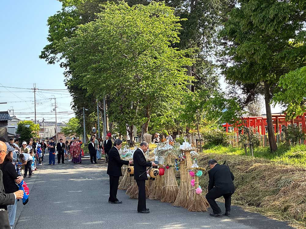 奉納された子供松明を馬場に集め