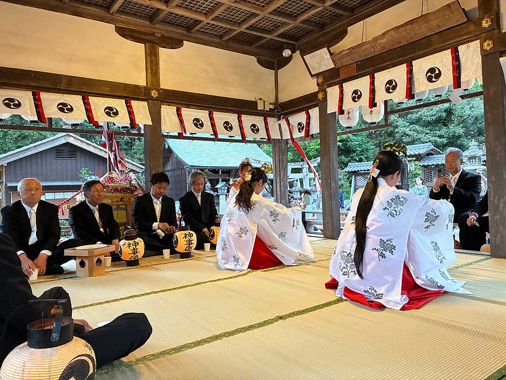 拝殿に集められた神事係と舞子