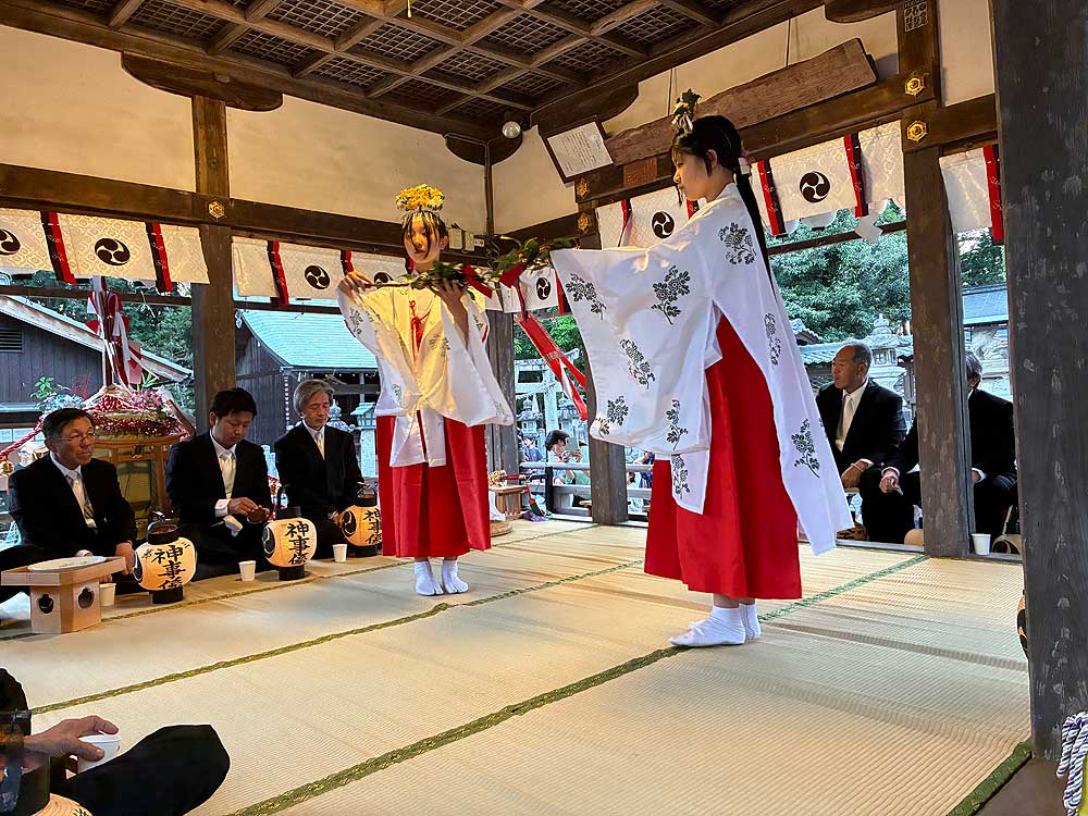 舞子による舞の奉納