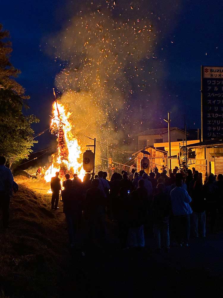 燃え上がる松明と護国豊穣を祈念する住民