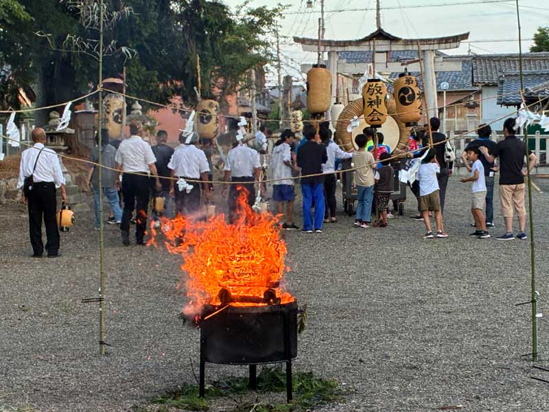 大祓式・除蝗祭の斎行が終わり、御幣を先頭に、神事係や組提灯、太鼓が害虫を町外に追い払うため、町の境界まで練り歩きます