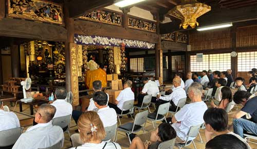 乗蓮寺での般若経の様子
