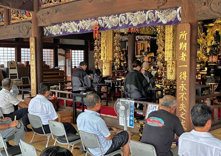 町内のお寺のご住職による讃会の法要