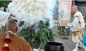 行者堂前で実施された護摩法要