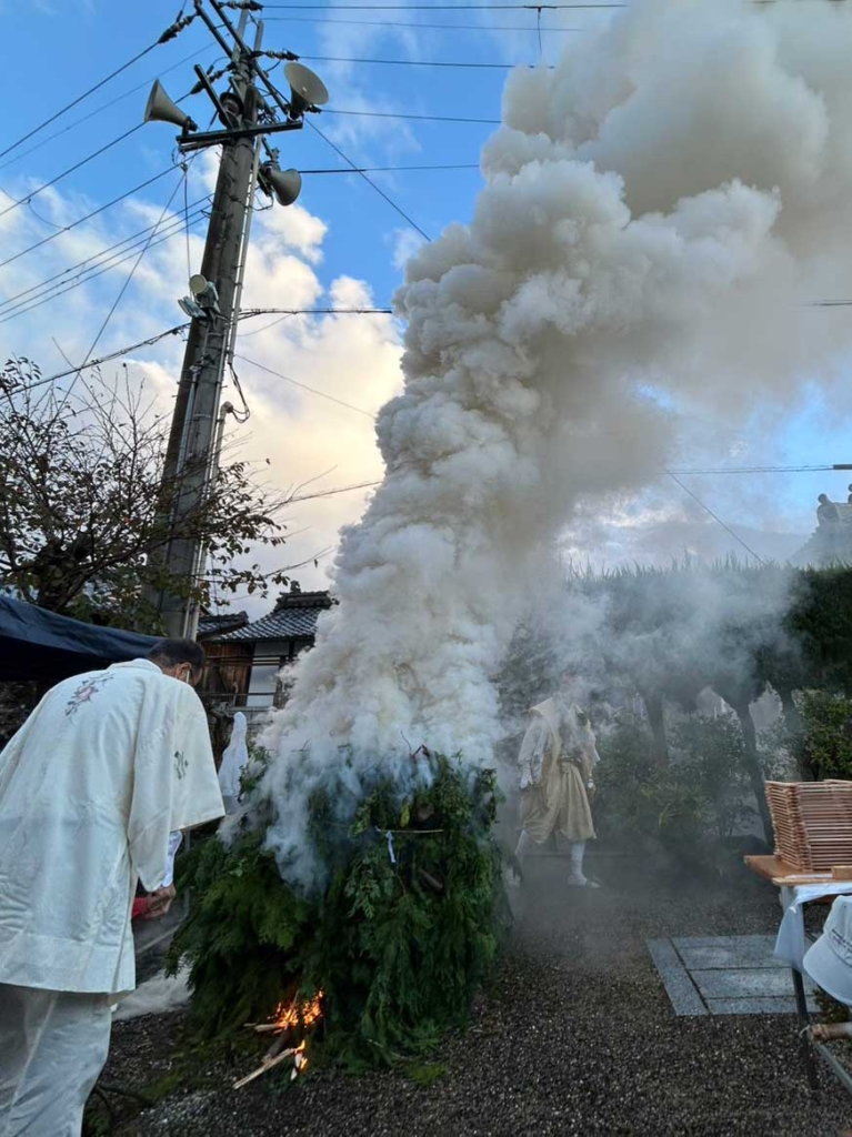 雨が止み、青空に立ち上がる護摩焚き