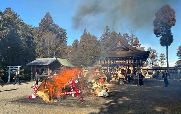 五社神社境内での御焚き上げ